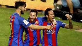 Leo Messi celebra un gol con Neymar y André Gomes en la final de la Copa del Rey / EFE
