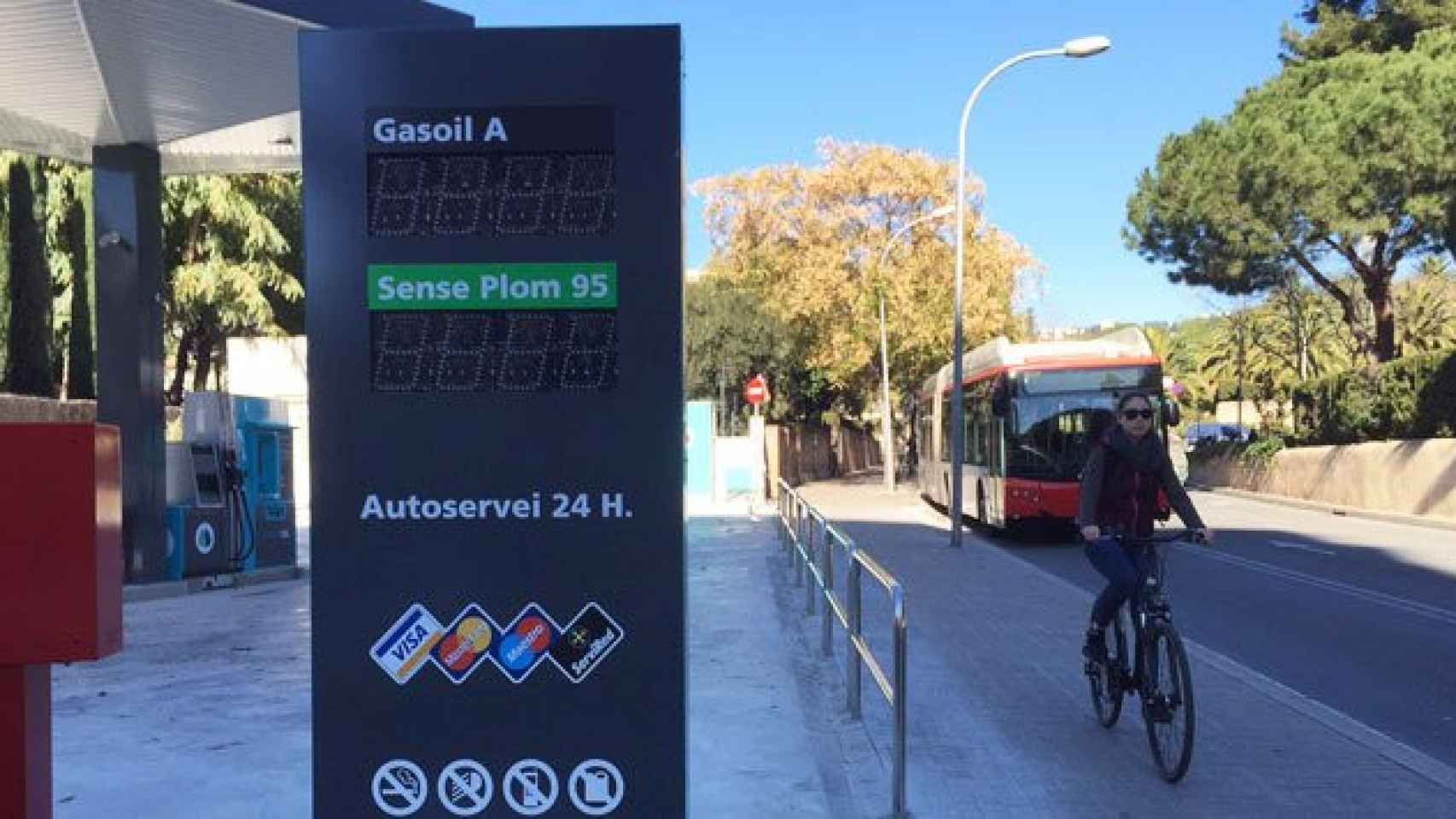 La nueva gasolinera Green Oil de Sarrià y una ciclista bajando por la calle Eduardo Conde / CG