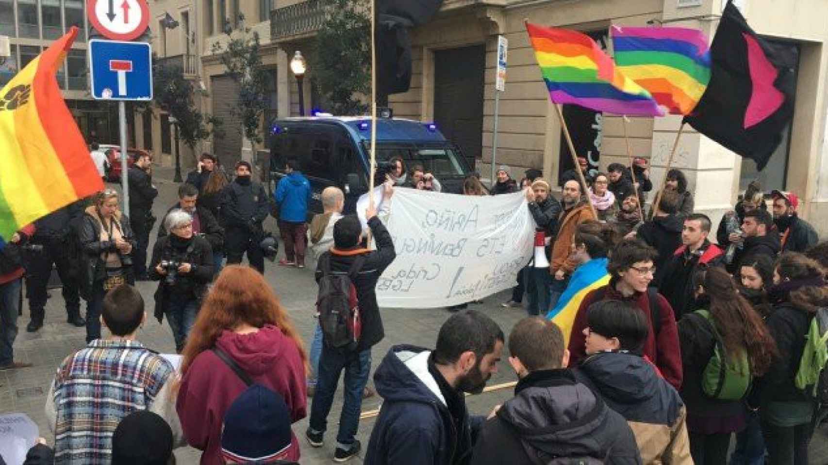 Protesta contra la charla de Philippe Ariño en la Parroquia de Santa Anna de Barcelona / @josecuadradop