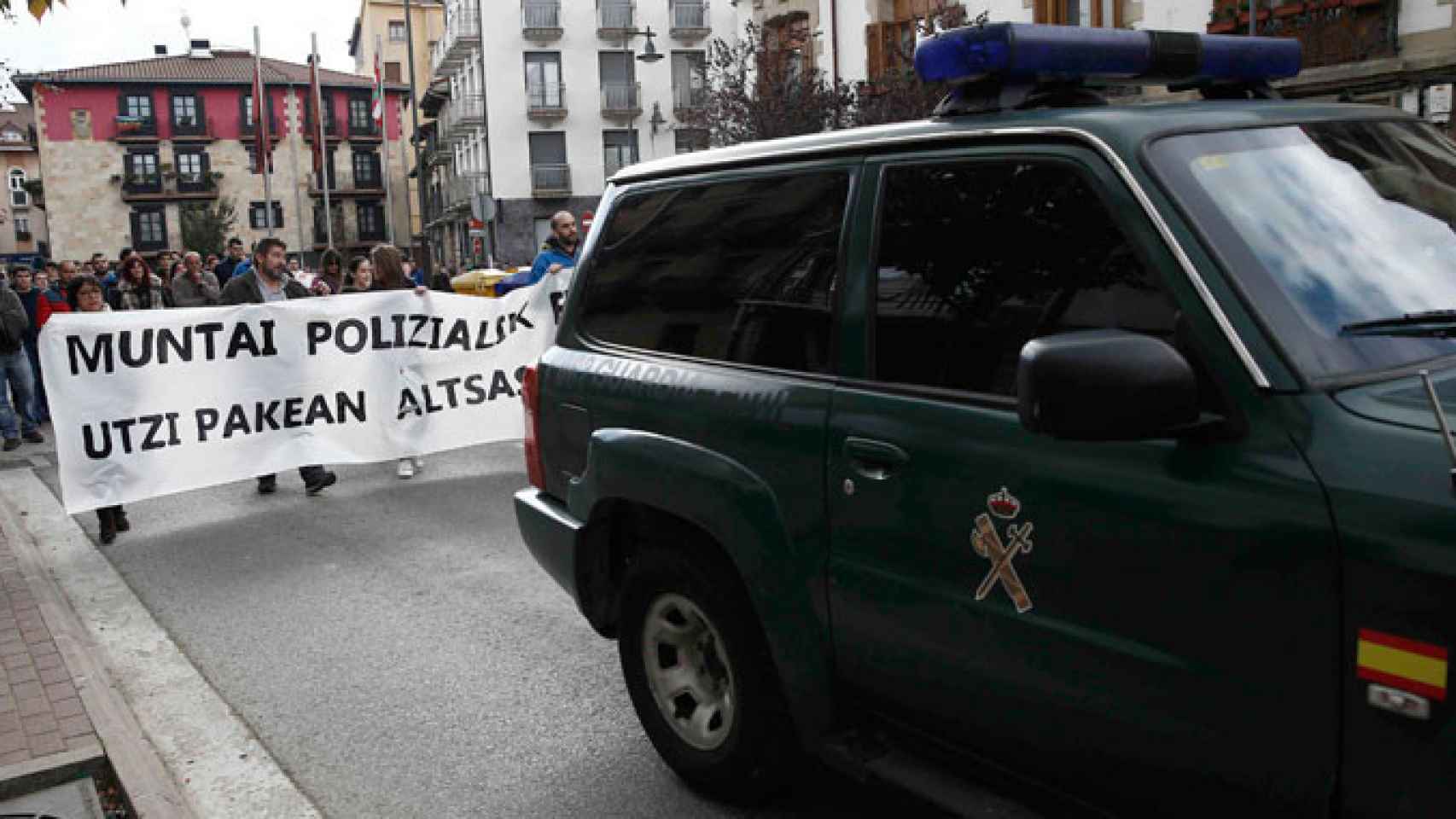 Un jeep de la Guardia Civil, ante una manifestación de radicales abertzales en Alsasua (Navarra) / EFE