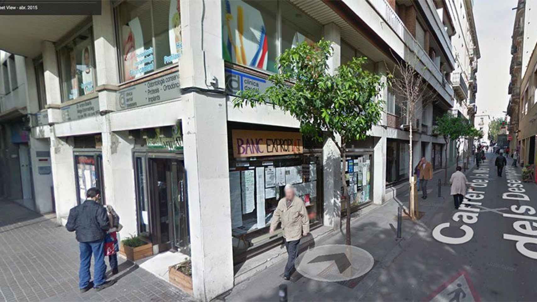 Imagen de los cinco bajos comerciales que integran el 'Banc Expropiat' en la esquina de Travessera de Gràcia y Mare de Déu dels Desemparats antes del desalojo.