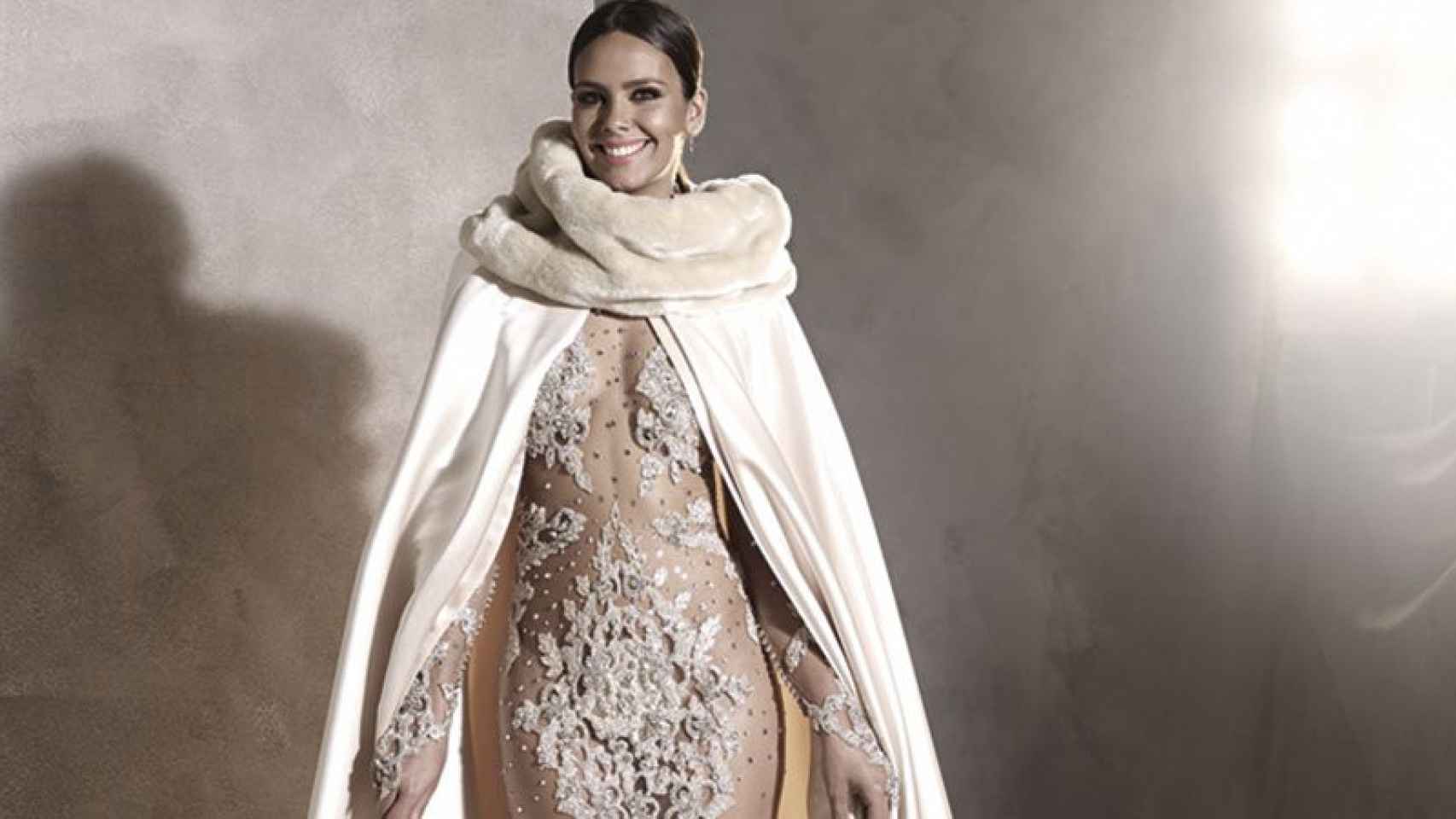 Cristina Pedroche con la creación completa: vestido y capa de cuello de piel.