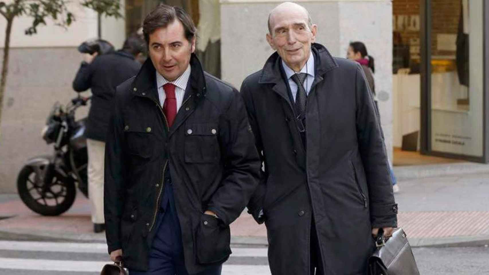 José Manuel Fernández Norniella (D) a su salida de la Audiencia Nacional, acompañado de su abogado.