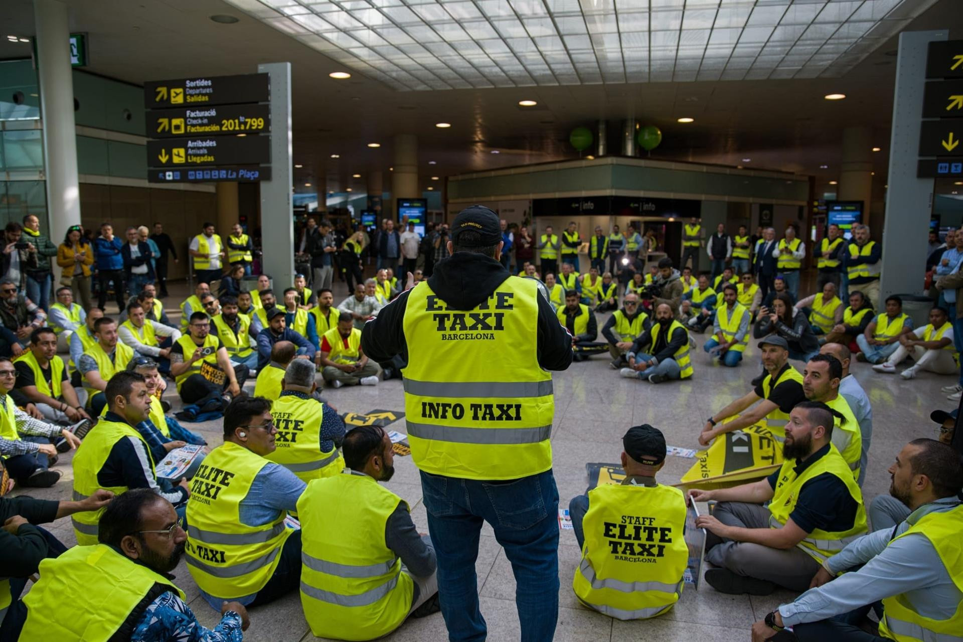 Asamblea de Élite Taxi en la T1 del aeropuerto de Barcelona-El Prat en relación a los conductores 'pirata' / LORENA SOPENA - EUROPA PRESS