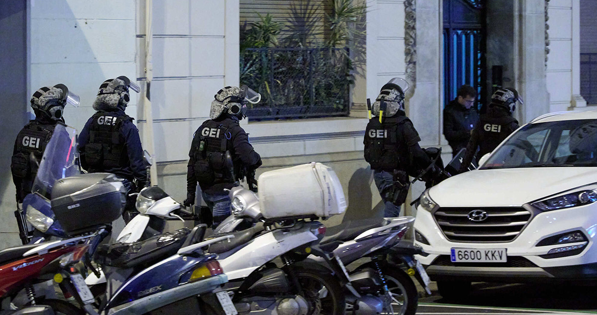 Agentes de los Mossos d'Esquadra en las cercanías del edificio de la calle Amigó 39 / EUROPA PRESS