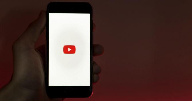 Aplicación de YouTube en un teléfono móvil / UNSPLASH