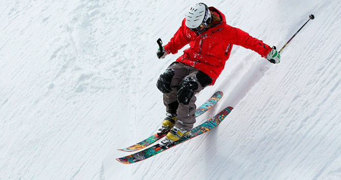 Un esquiador en una pista de esquí