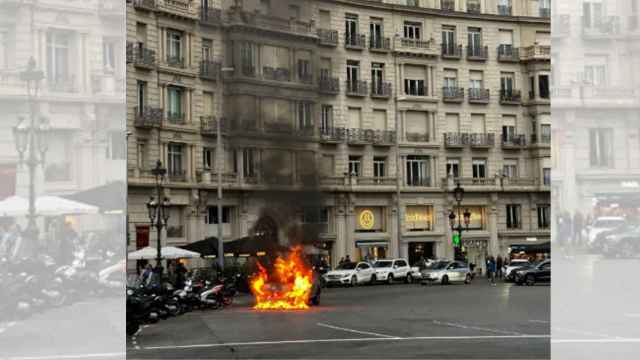 Un coche arde en pleno centro de Barcelona / Alex Tarragó