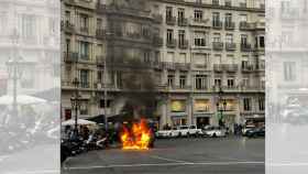 Un coche arde en pleno centro de Barcelona / Alex Tarragó