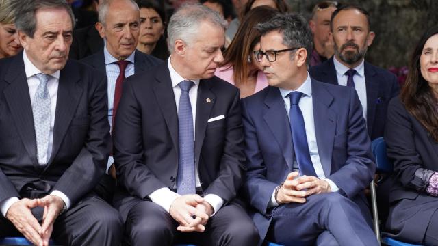 El Lehendakari, Iñigo Urkullu, y el ministro de la Presidencia, Félix Bolaños, durante el 86 aniversario del bombardeo de Gernika / H.Bilbao - Europa Press