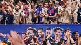Los jugadores del Barça celebran la Liga por las calles de Barcelona