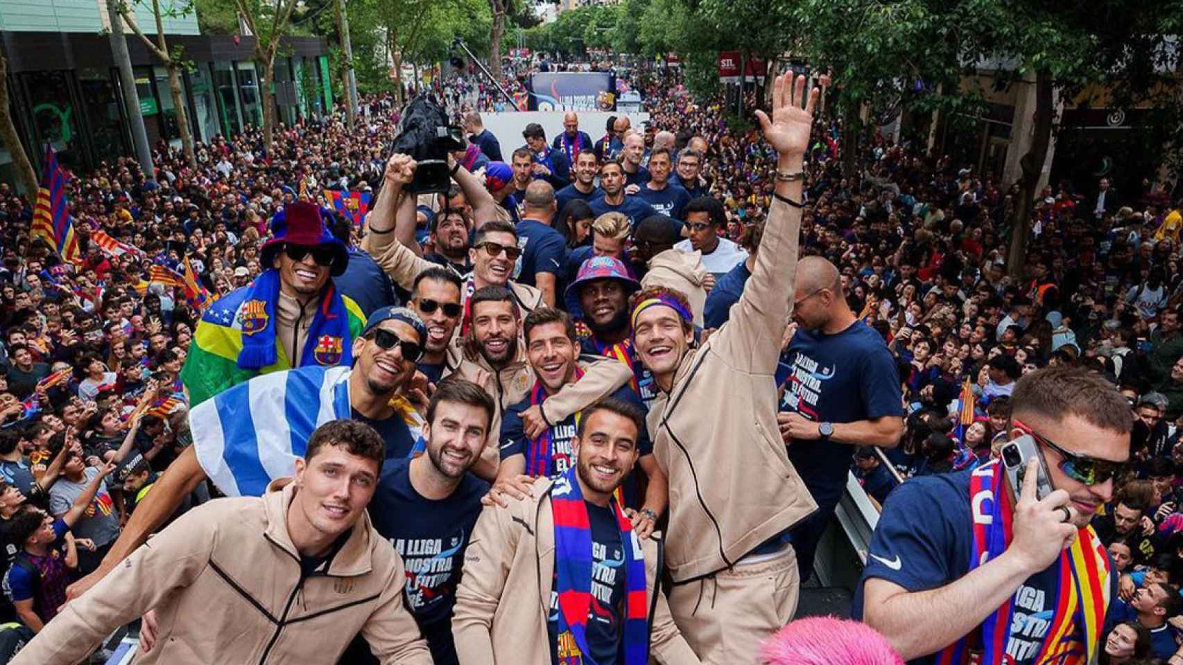 Una de las grandes fotos tomadas durante la rúa de celebración de la Liga del Barça