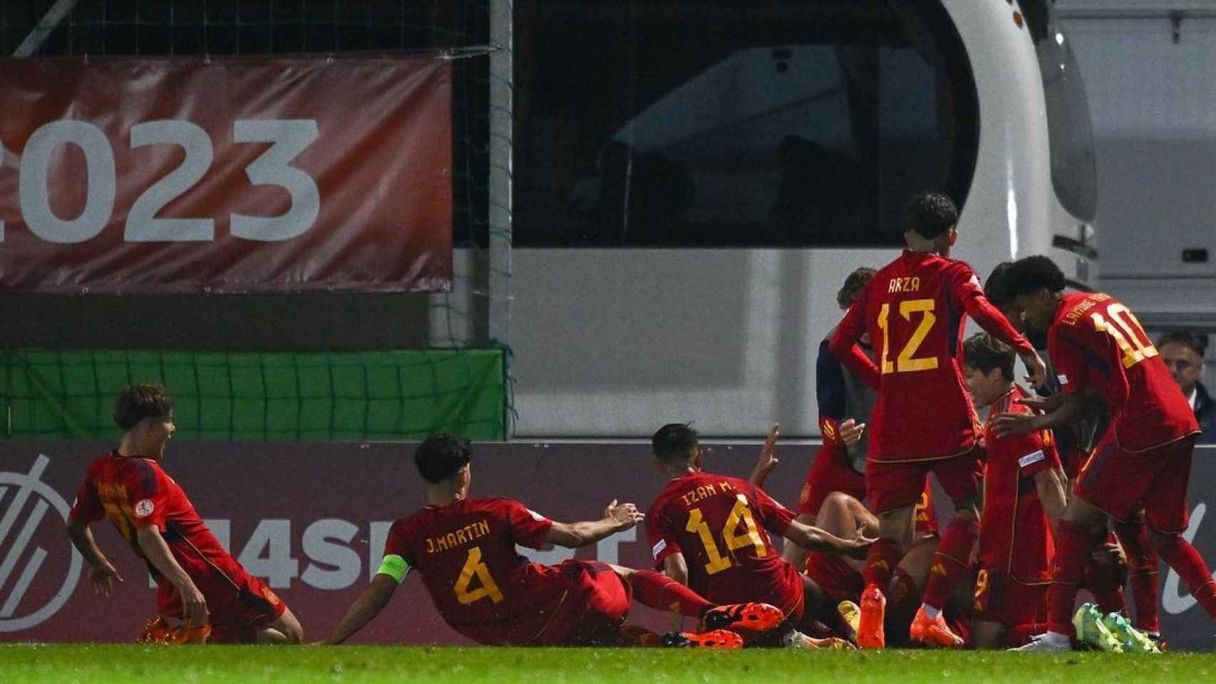 Marc Guiu celebra su doblete con España sub-17