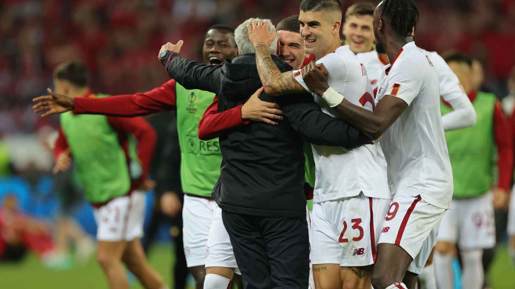 Mourinho celebra con los jugadores de la Roma el pase a la final de la Europa League