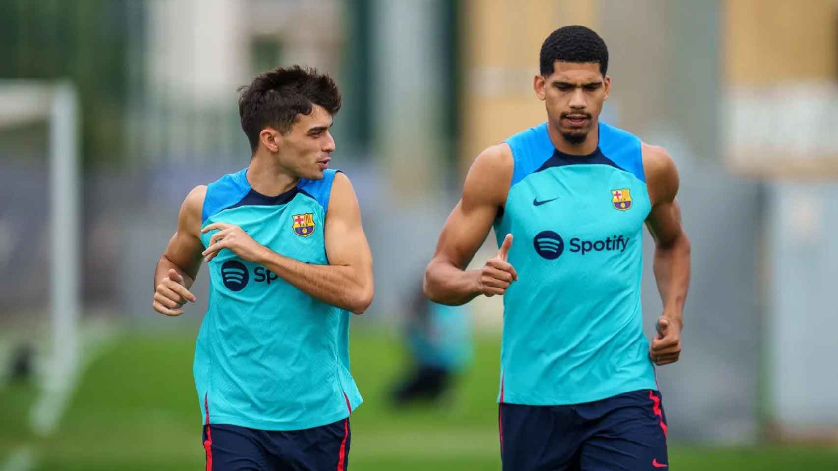 Pedri y Araujo, en un entrenamiento con el Barça / FCB