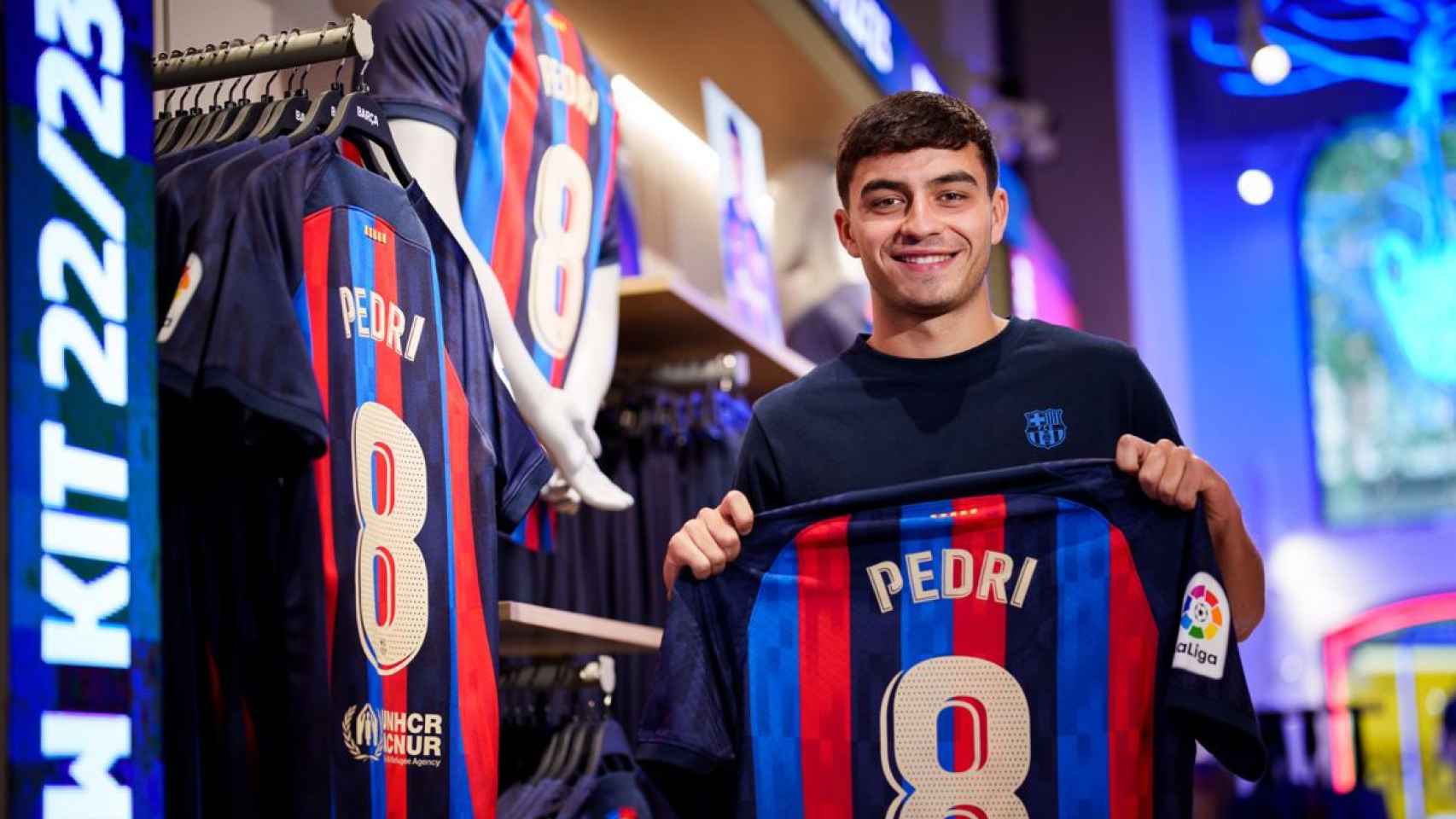 Pedri posa con la camiseta del Barça en una tienda oficial del club / FCB
