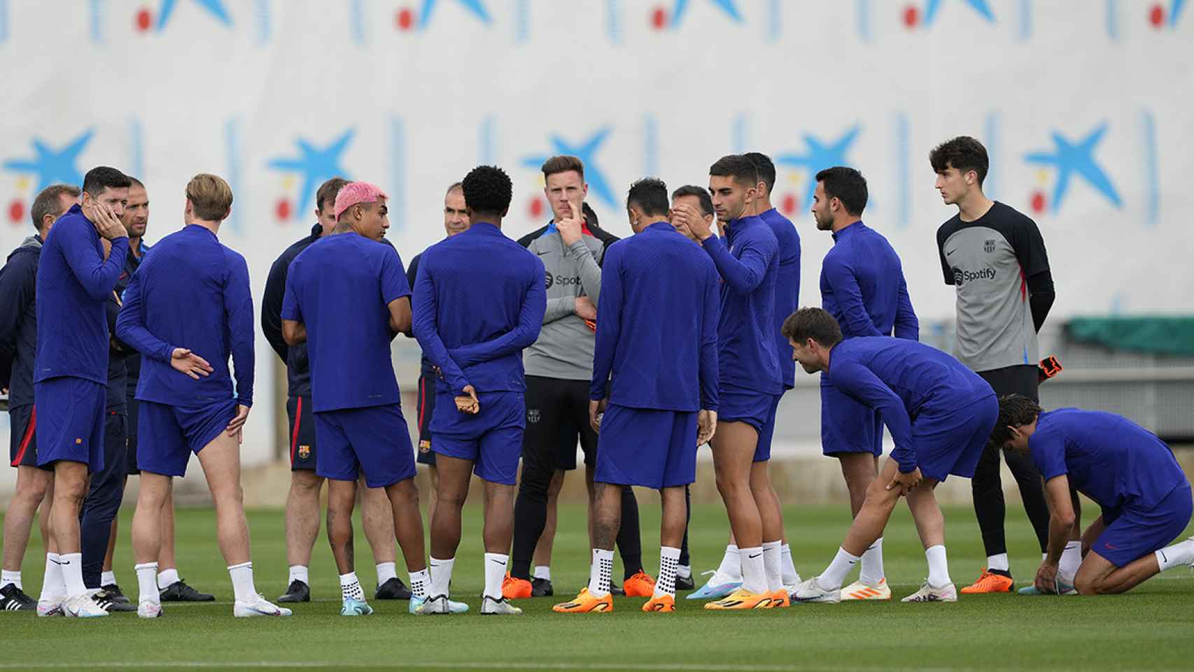 La charla del cuerpo técnico de Xavi con los jugadores del Barça / EFE