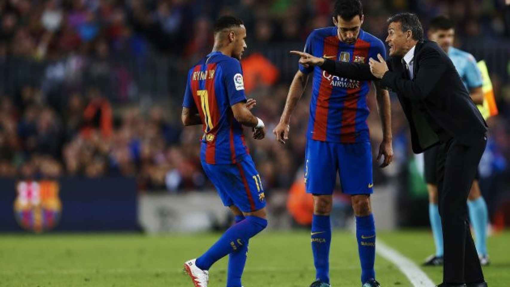 Luis Enrique da indicaciones a Busquets y Neymar en un partido del Barça