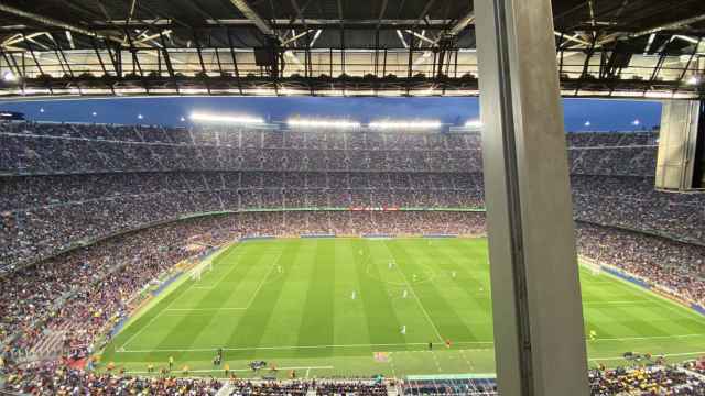 Los aficionados del Camp Nou, coreando el nombre de Messi en el Barça-Real Sociedad