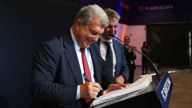 Laporta, firmando el acuerdo para la financiación del Espai Barça / FCB