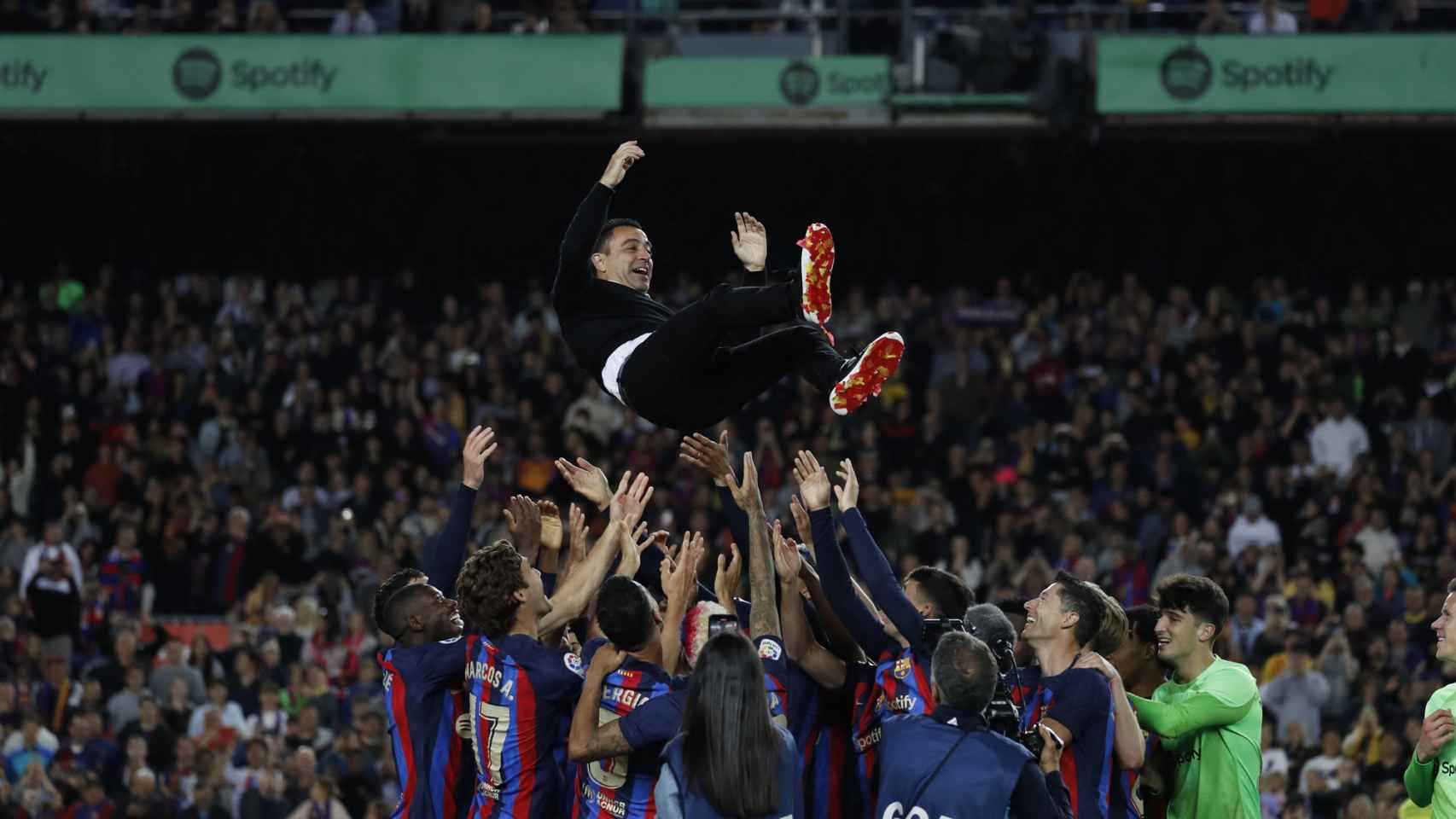 Xavi Hernández, manteado por los jugadores en el Camp Nou / EFE