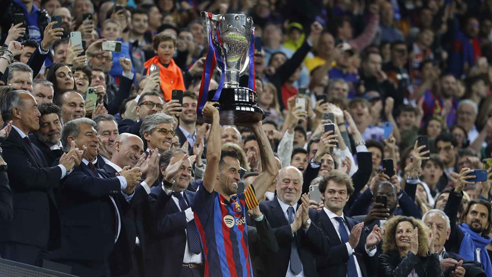 Busquets levanta el título de la Liga en presencia de los directivos del Barça / EFE