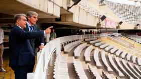 El presidente del FC Barcelona, Joan Laporta, examinando el Estadio de Montjuïc
