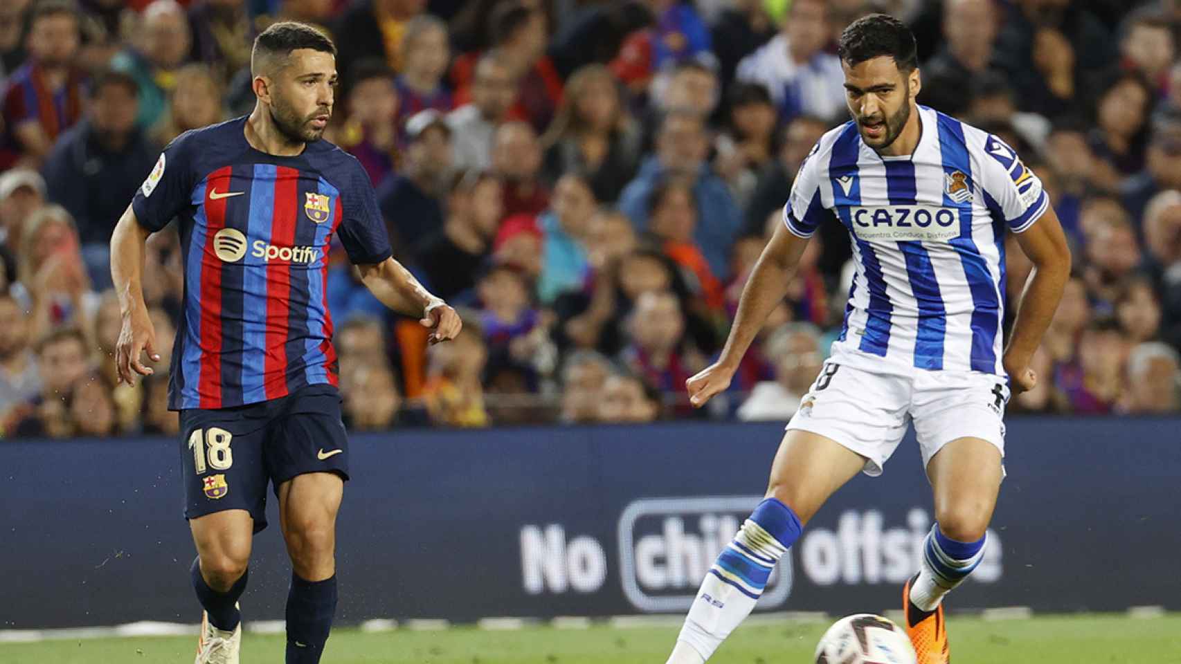 Merino, autor de un gol contra el Barça, ante la marca de Jordi Alba / EFE