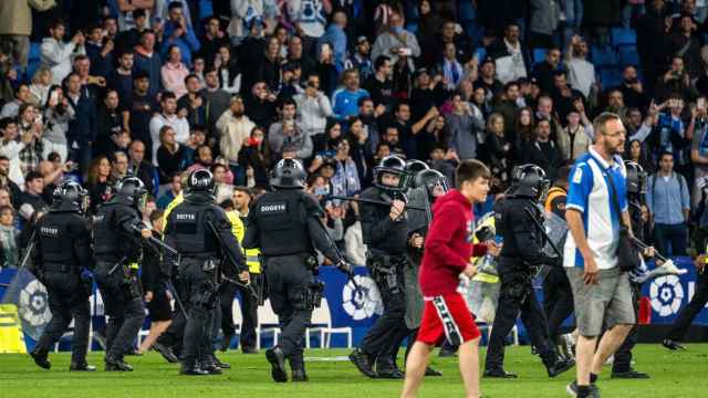 Los ultras del Espanyol invaden el campo