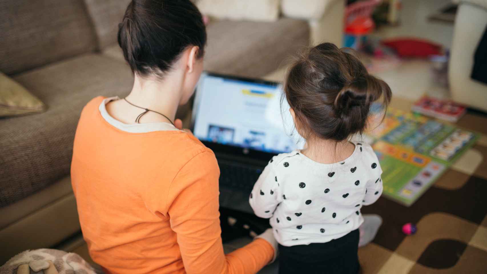 Una madre enseña a usar el ordenador a su hija / FLICKR