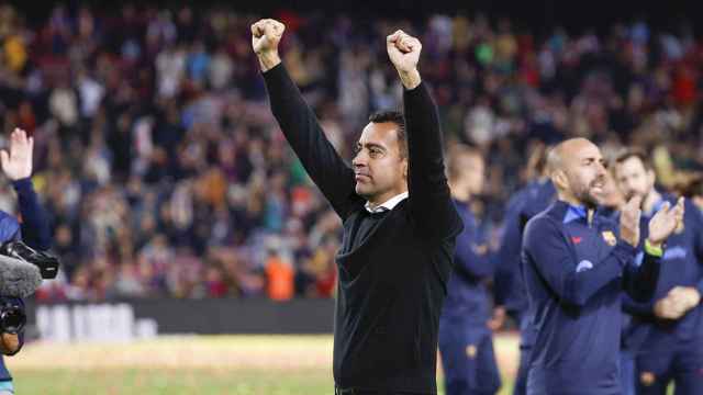 Xavi, con los brazos arriba, festejando el título de Liga con el Barça / EFE