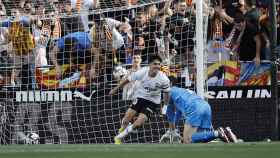 Diego López festeja el gol del triunfo del Valencia contra el Real Madrid / EFE