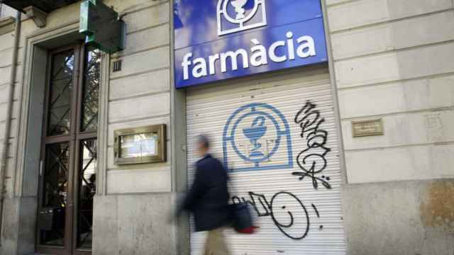 Imagen de una farmacia cerrada en Barcelona
