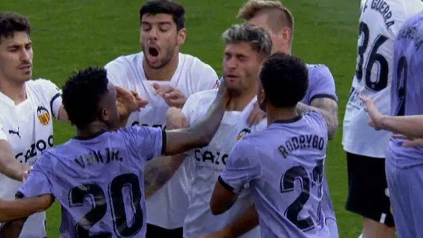 El manotazo de Vinicius a Hugo Duro en el Valencia-Real Madrid / REDES