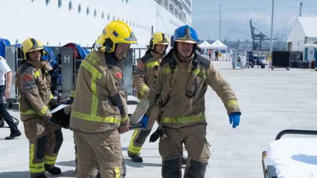 Cuerpos de emergencias catalanes en un simulacro de incendio en un crucero en el Puerto de Tarragona / EP