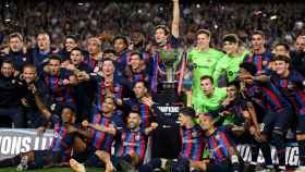 Los jugadores del Barça posan con el título de Liga