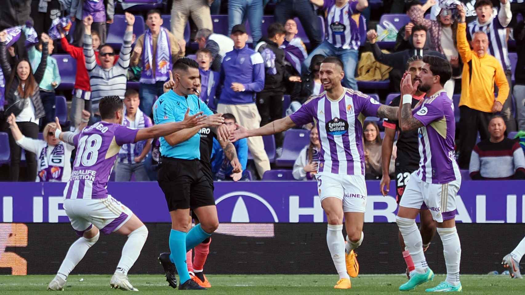 Los jugadores del Real Valladolid estallan contra el árbitro Ortiz Arias