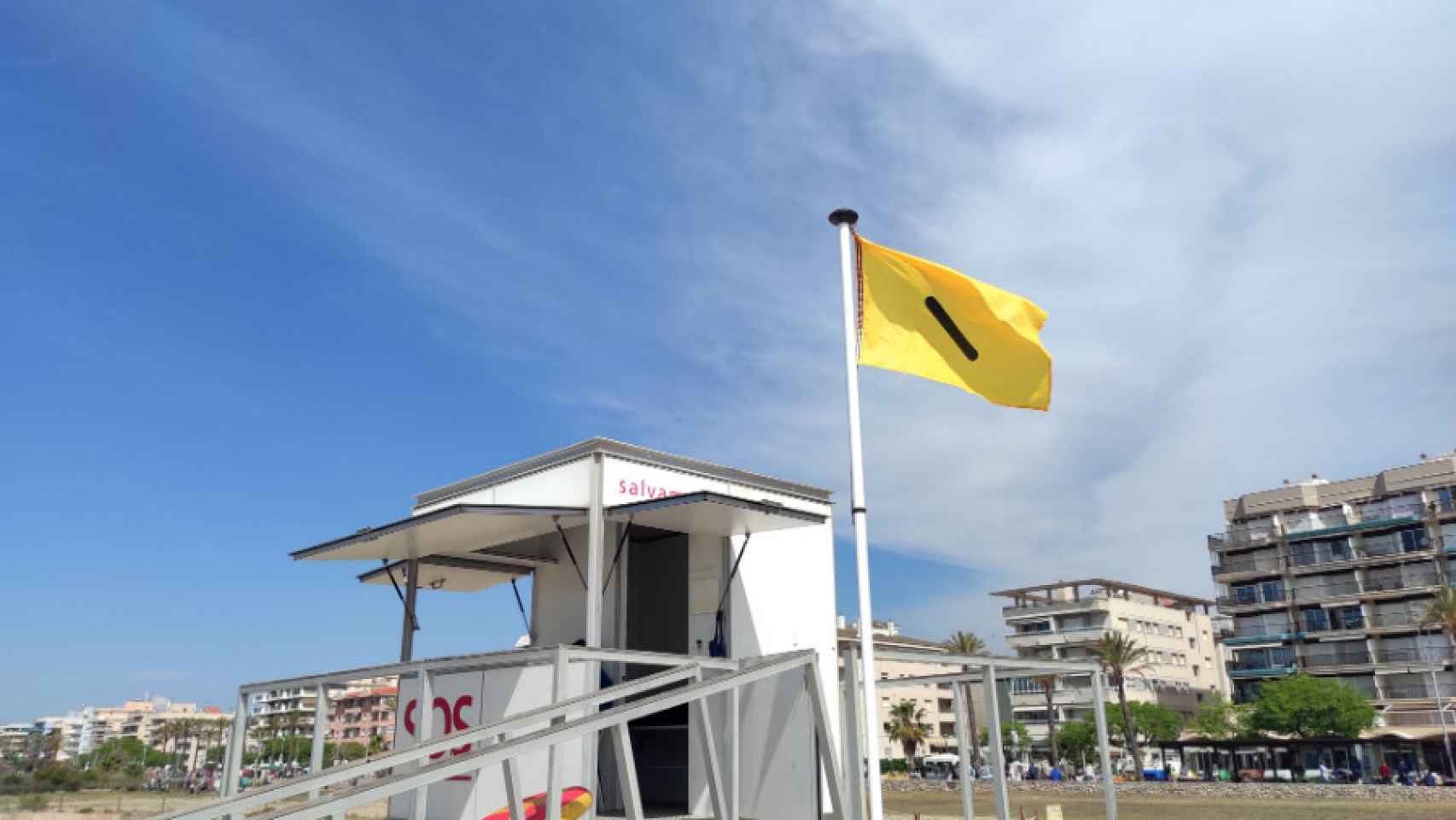 Playa de Calafell con una bandera adaptada a las personas daltónicas