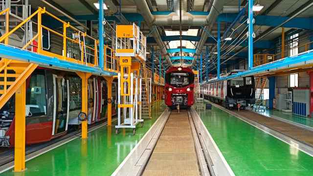 Un tren de Casablanca, otro de Luxemburgo y otro del metro de Barcelona en la fábrica de Alstom en Santa Perpètua de Mogoda