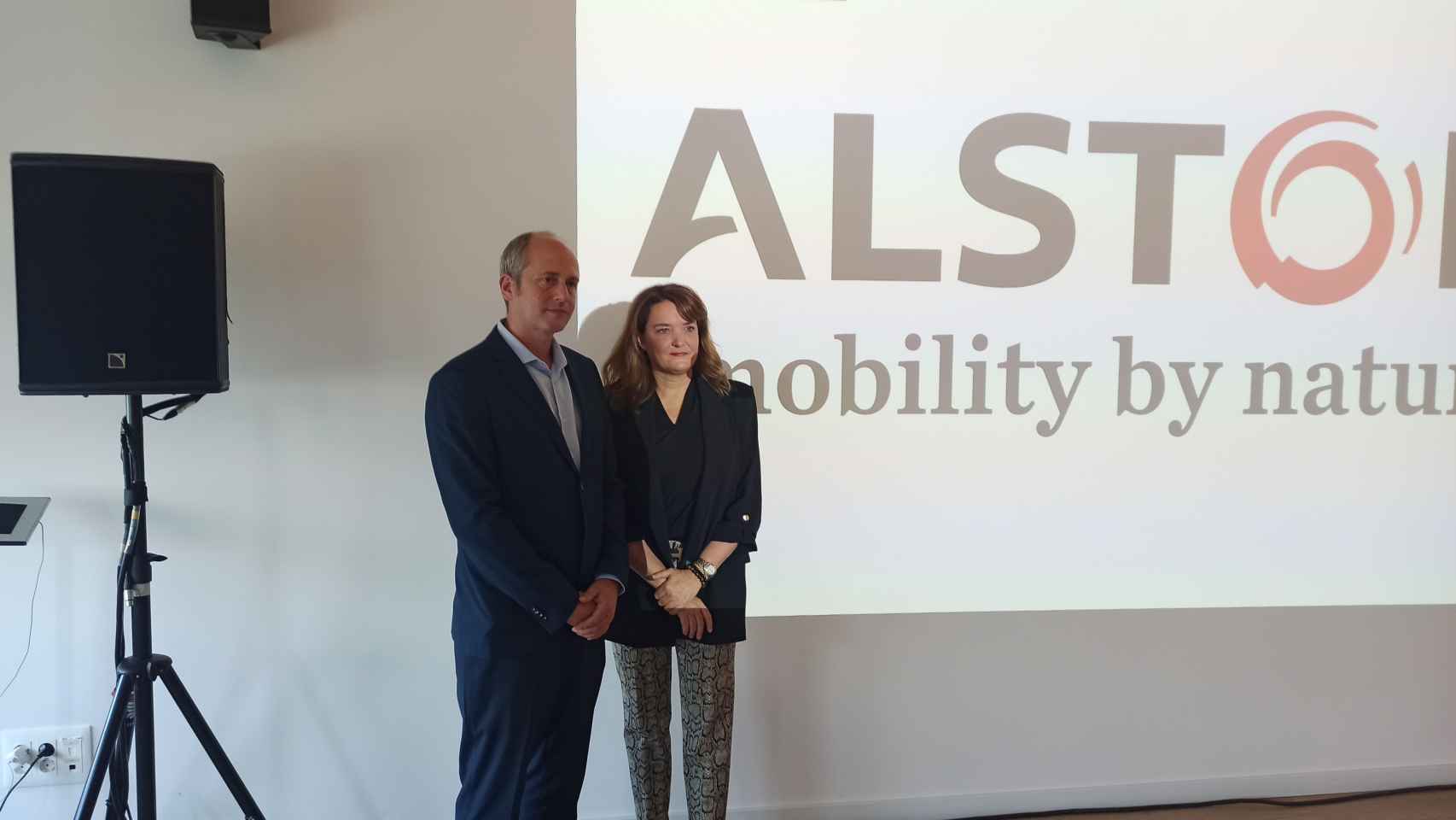 El responsable de Alstom en Cataluña, Sergio Boya, y la directora general de la fábrica de Santa Perpètua de Mogoda (Barcelona), Cristina Andériz
