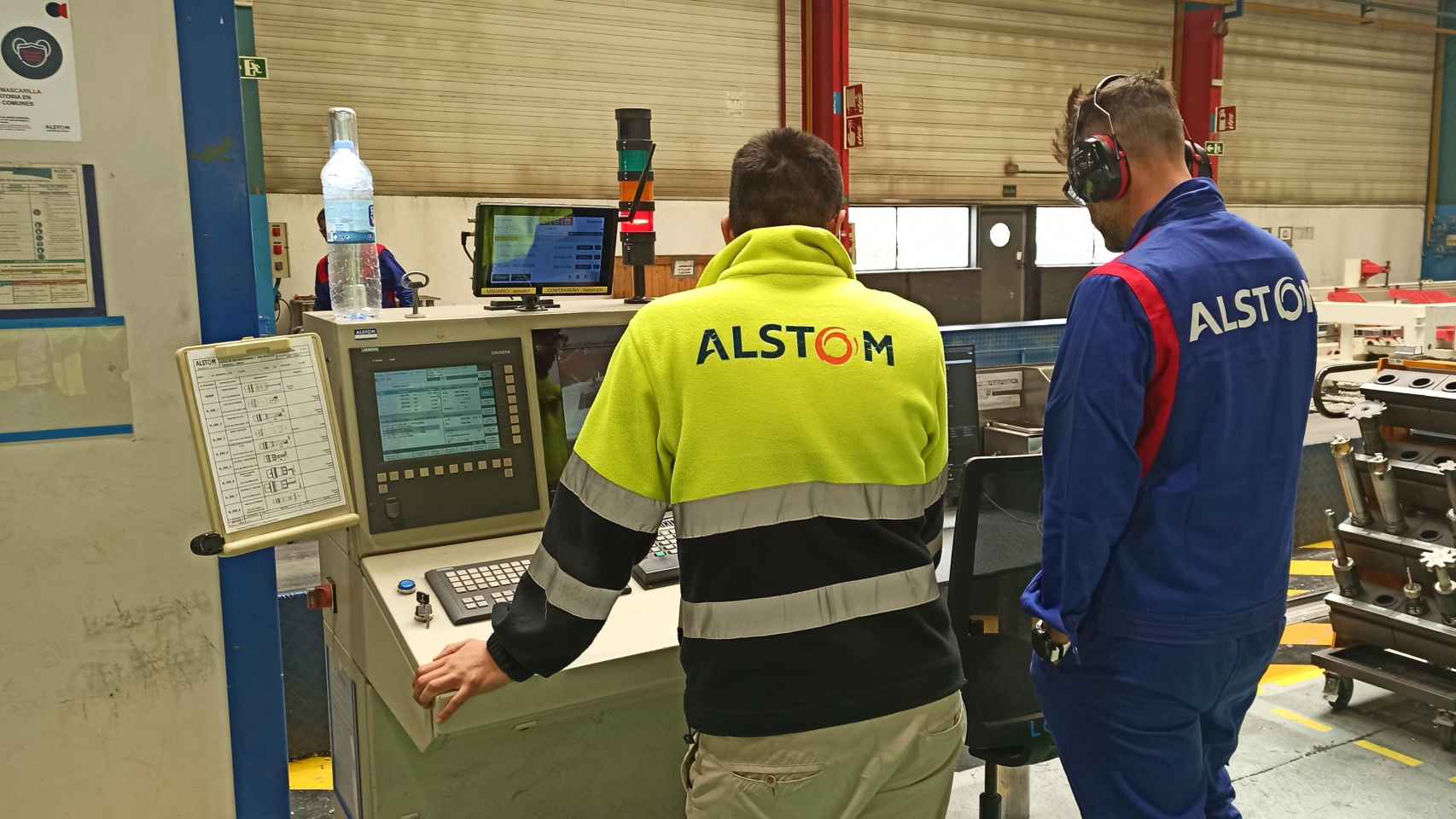 Dos trabajadores de la fábrica de Alstom en Santa Perpètua de Mogoda (Barcelona)