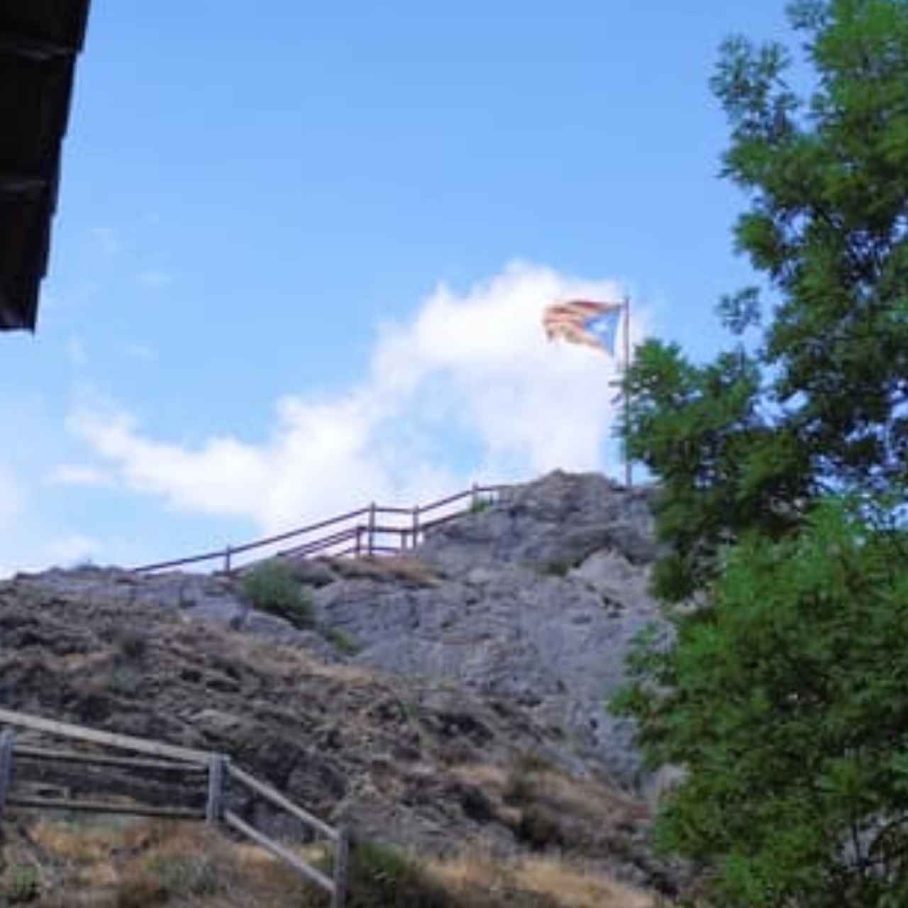 Bandera independentista situada en el parque natural Cadí-Moixeró