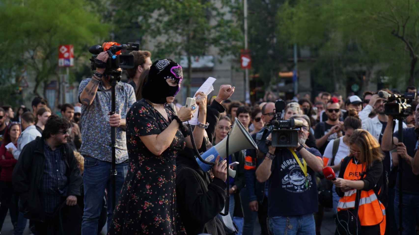 Una manifestante lee un manifiesto en la plaza Universitat