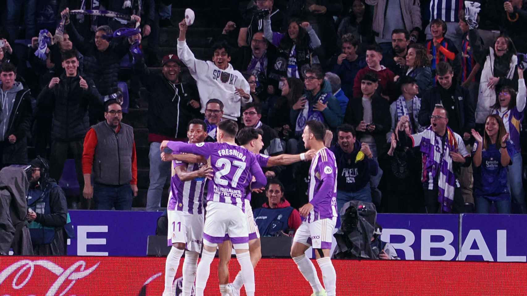 Los jugadores del Valladolid celebran uno de sus goles al Barça