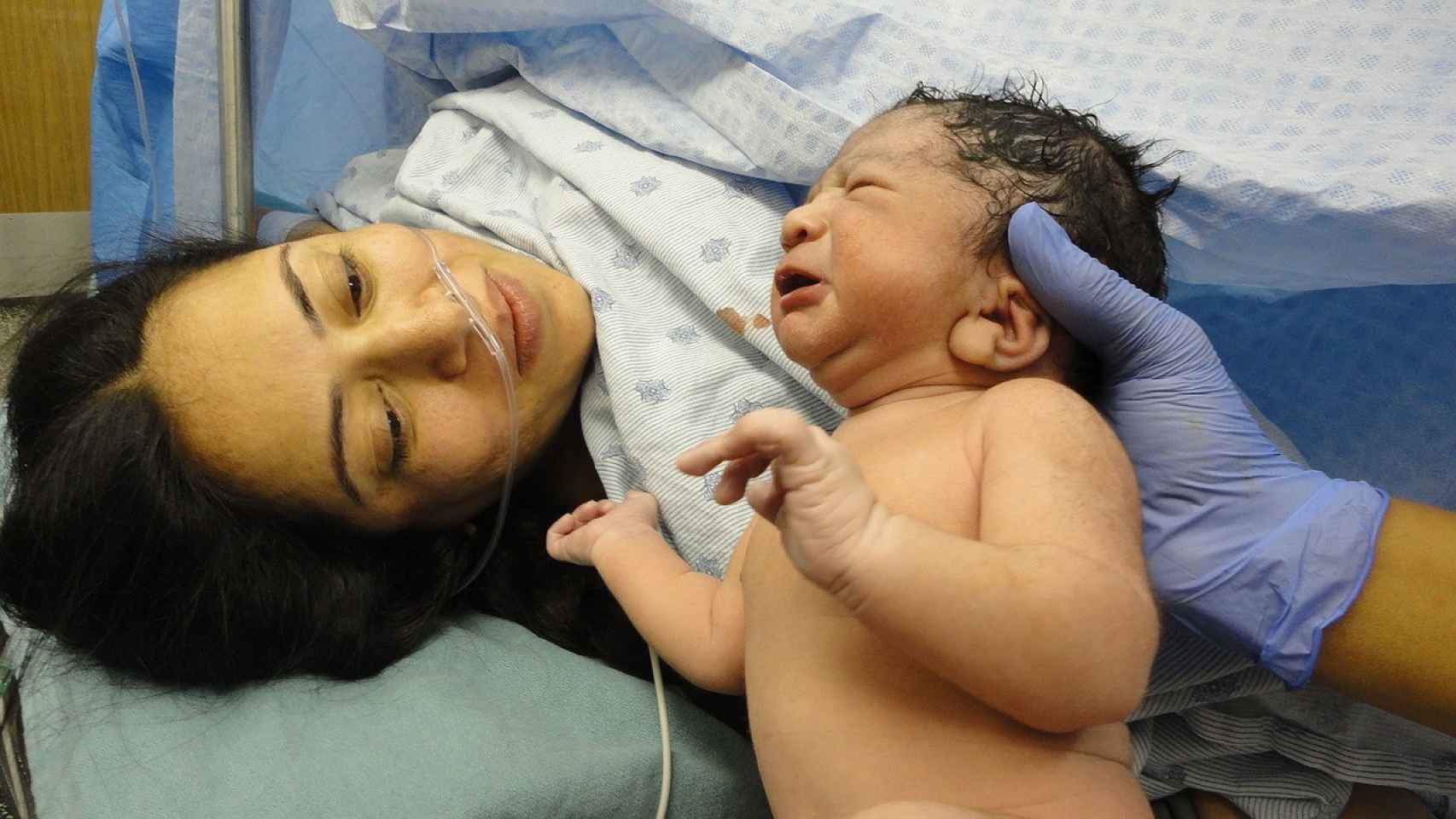 Un bebé recién nacido en una imagen de archivo