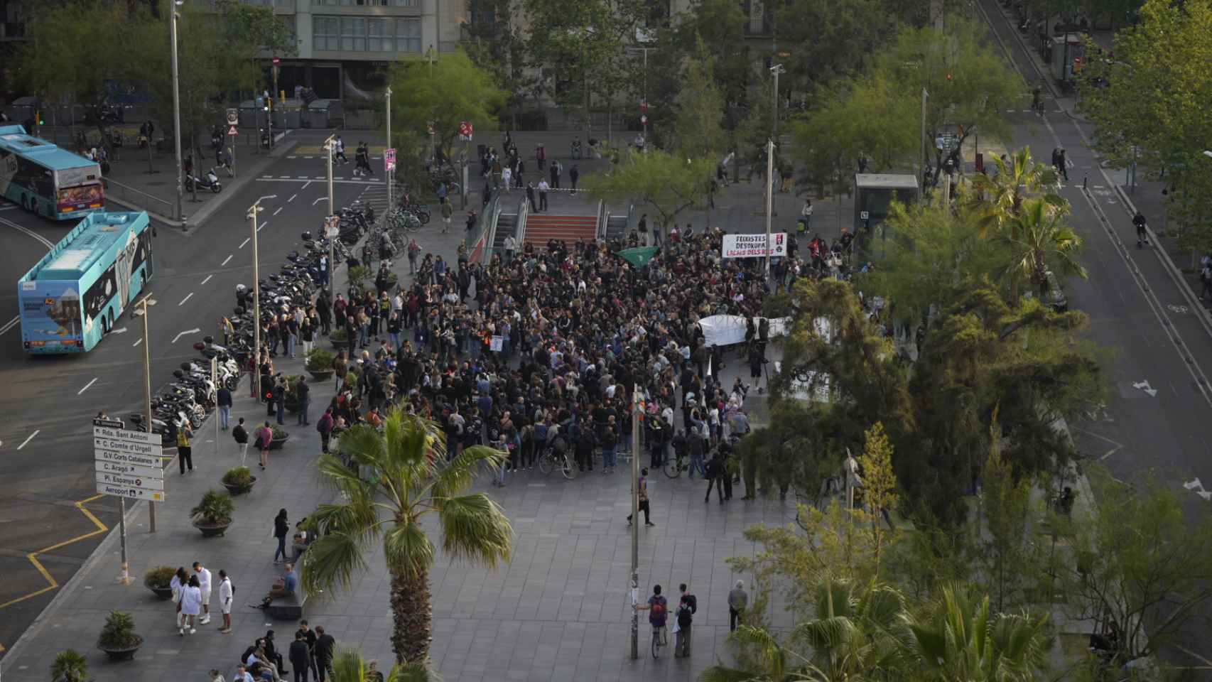 Manifestación pro-okupas en la plaza Universitat de Barcelona