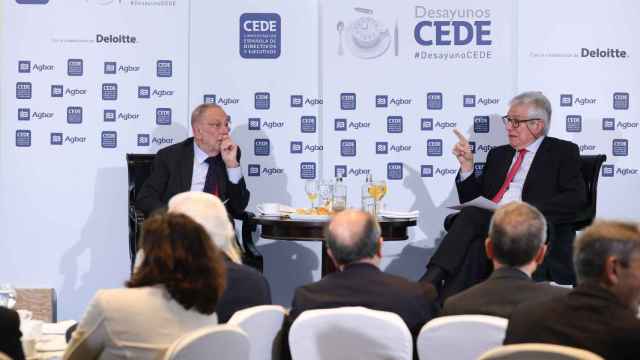 Javier Solana y Juan José López Burniol debaten en un Desayuno CEDE / CEDIDA