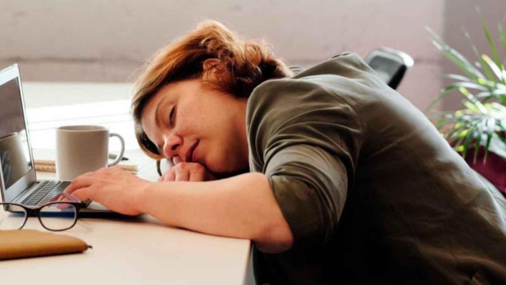 Una mujer dormida en su oficina