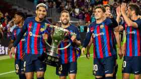 Jordi Alba sostiene el título de Liga obtenido en la presente temporada / FCB