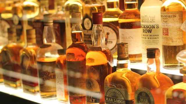 Varias botellas de whisky